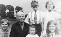 039 Emma Appleby and Grandchildren